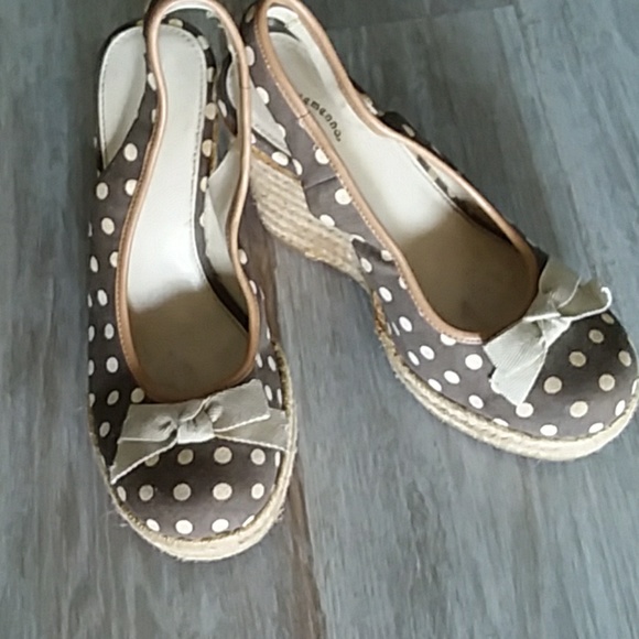 Brown and cream polka dotted wedge shoes - Picture 3 of 4